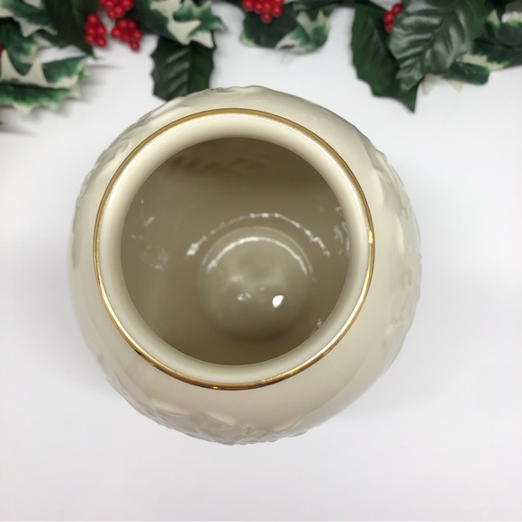 Lenox Ivory Porcelain 7.25”H Vase With Embossed Iris Flowers Good Trim EUC USA - Picture 4 of 9